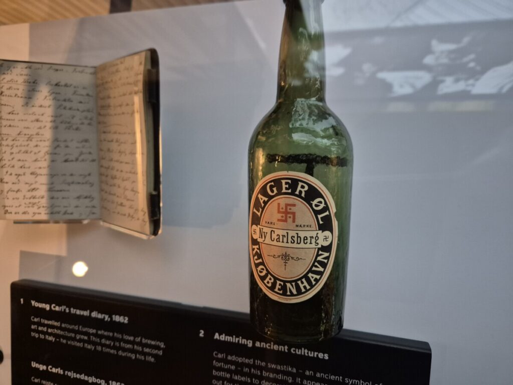 Illustration de la Svastika arborée sur les étiquettes des bières Carlsberg